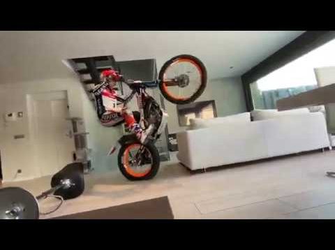 EVDE KAL! Toni Bou evinde trial motosikletine biniyor
