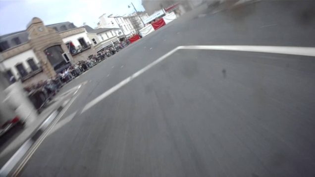 John McGuinness ‘in motorundan TT yarışında bir tur