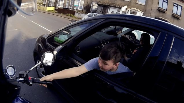Motorcu, arabadaki küçük çocuğa virüs bulaştırdı