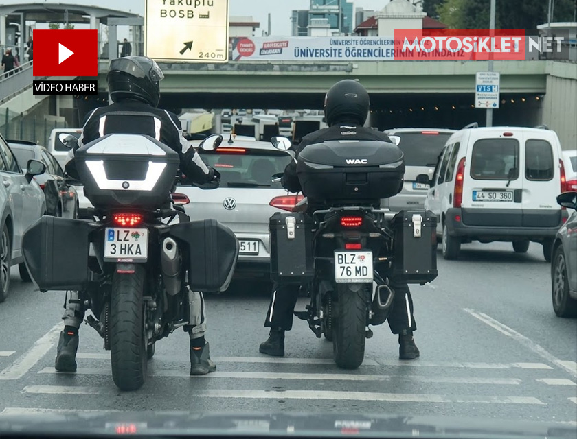 trafikte.araba_.gibi_.bekleyen.motorcular.jpg